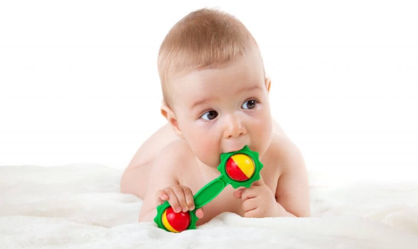 Trẻ mọc răng thường rất hay nhai cắn đồ vật