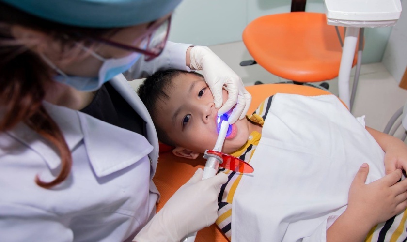 Cho trẻ thăm khám răng định kỳ để theo dõi sức khỏe răng miệng