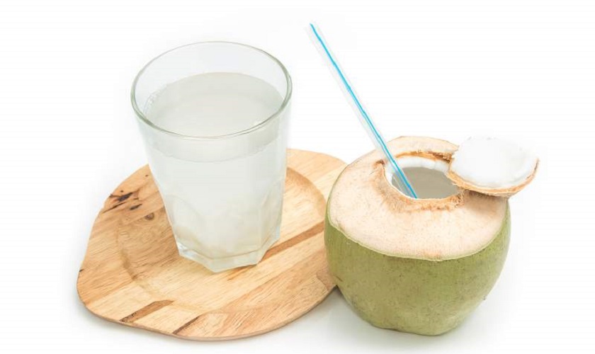 Nước dừa là thực phẩm tốt cho trẻ bị sốt và đi ngoài do mọc răng