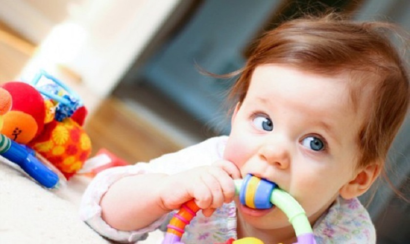 Đảm bảo các vật dụng mà trẻ nhai, gặm đều sạch sẽ và an toàn