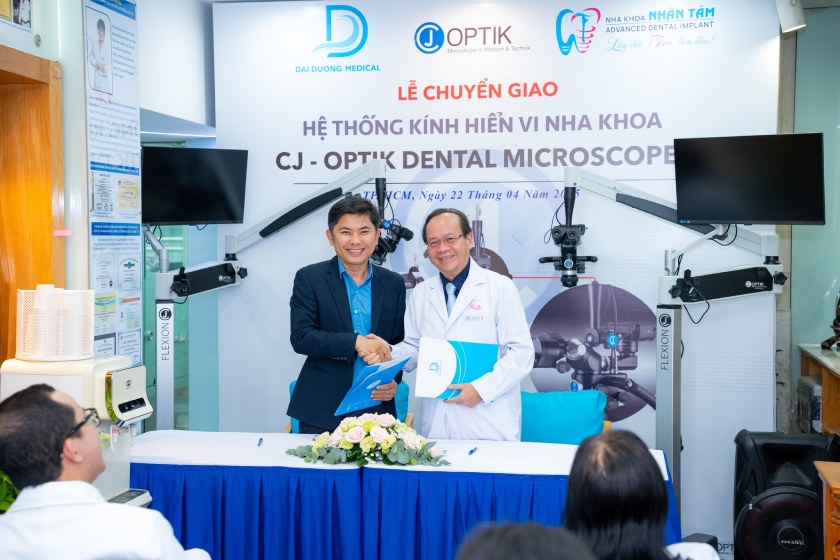 Lễ chuyển giao hệ thống kính hiển vi nha khoa giữa Nha khoa Nhân Tâm và Công ty Thiết bị Y tế Đại Dương