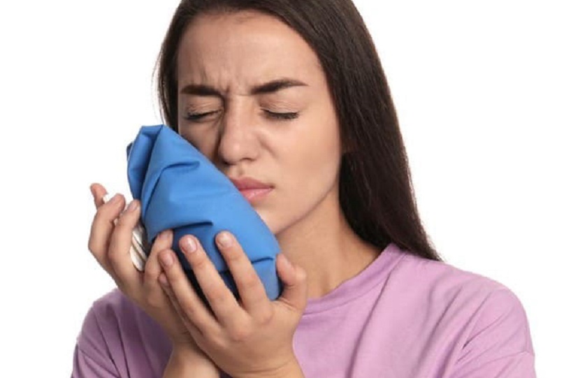 Chườm lạnh tại vùng má bên ngoài vị trí cấy ghép để làm giảm cảm giác đau