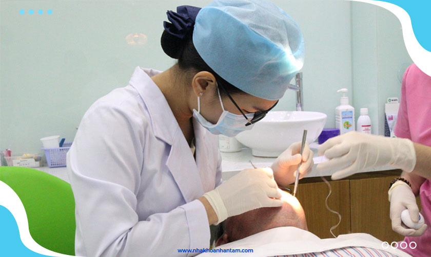Bác sĩ Cúc và khách hàng điều trị tại Nha khoa Nhân Tâm Bác sĩ Cúc và khách hàng điều trị tại Nha khoa Nhân Tâm