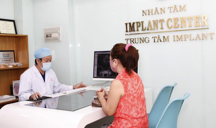 Ts.Bs Võ Văn Nhân tư vấn Implant cho khách hàng