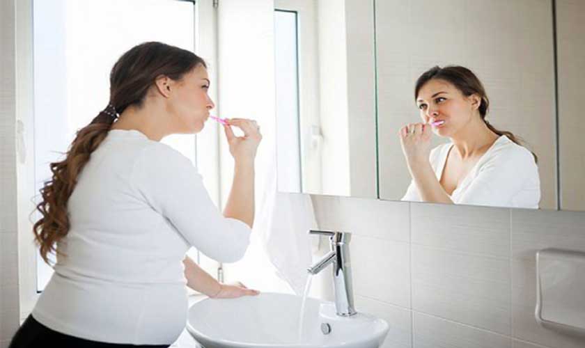 Vệ sinh răng miệng đúng cách để phòng ngừa viêm nướu răng cửa