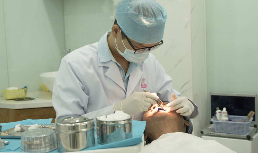 Bác sĩ tại Nha khoa Nhân Tâm đang điều trị bệnh nha chu cho Bệnh nhân