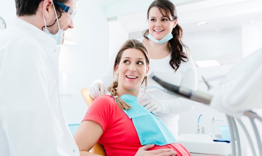 Nên thăm khám với bác sĩ nha khoa để đưa ra giải pháp khắc phục phù hợp