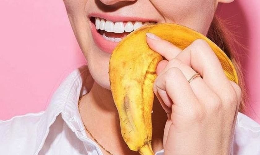 Cạo vôi răng bằng vỏ chuối rất đơn giản