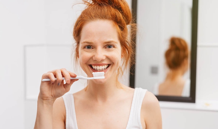 Cần vệ sinh răng miệng kỹ lưỡng để ngăn ngừa vôi răng hình thành