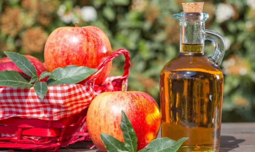 Sử dụng giấm loãng để cạo vôi răng